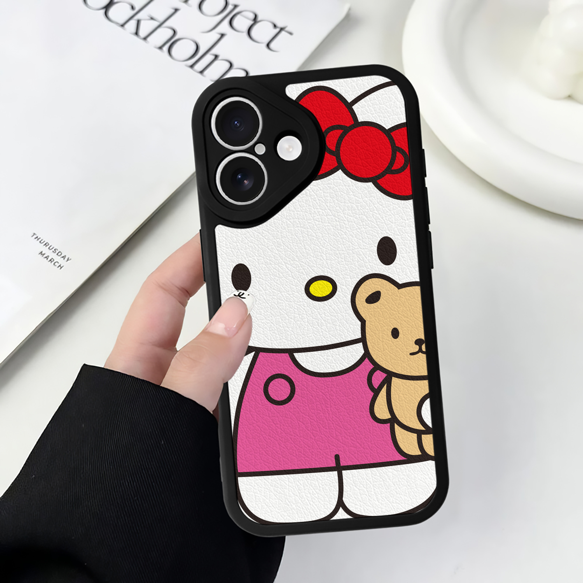 （画像用） Hello Kitty ハローキティ 【iPhone 16シリーズ対応】シリコンスマホケース（レザー調） 材質：シリコン